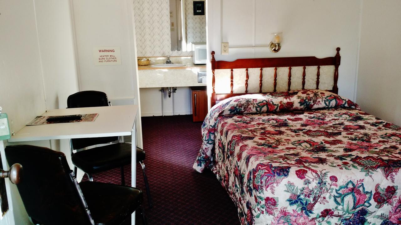 East Glacier Motel & Cabins East Glacier Park Village Екстер'єр фото