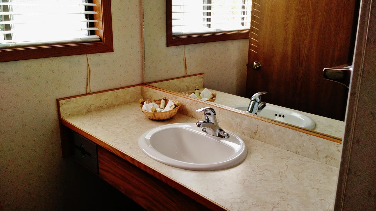 East Glacier Motel & Cabins East Glacier Park Village Екстер'єр фото